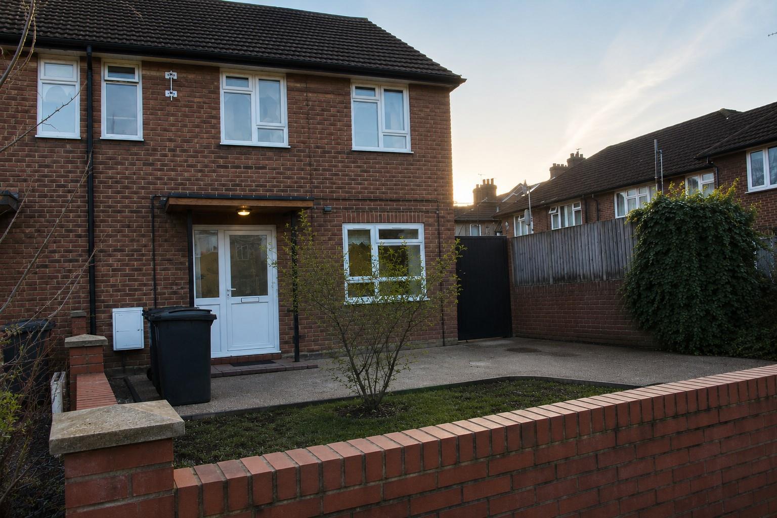 3 BEDROOM HOUSE FOR SALE IN TOTTENHAM